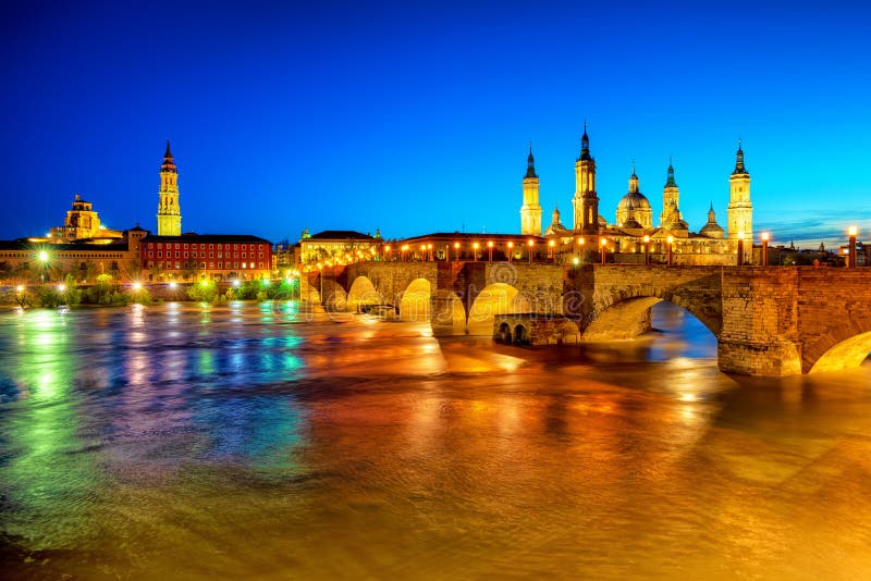 Zaragoza stad, Spanien, sikt över floden till domkyrkan på solnedgången arkivfoto Zaragoza stad, Spanien, sikt över floden till domkyrkan på solnedgången arkivfoto