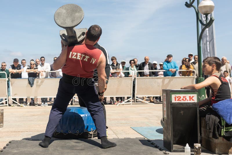 Zarauz, †de Guipuzciioa/Espanha “12 de maio de 2019: Esportes rurais do país Basque Harrijasotzaile, levantamento de pedra com imagens de stock Zarauz, †de Guipuzciioa/Espanha “12 de maio de 2019: Esportes rurais do país Basque Harrijasotzaile, levantamento de pedra com imagens de stock