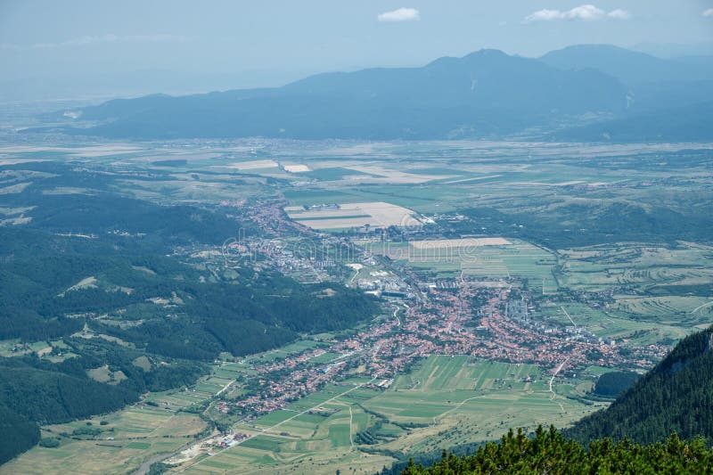 Zarnesti από επάνω. προβολή της πόλης zarnesti από τα βουνά piatra craiului