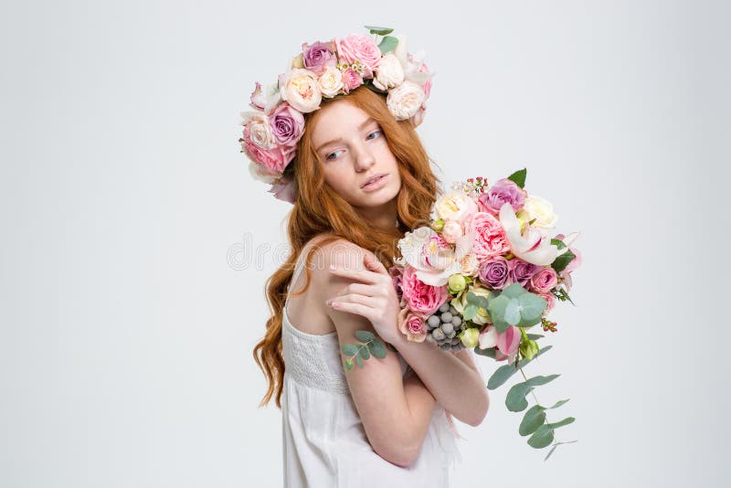 Zarte hübsche Frau im Kranz, der mit Blumenstrauß von Blumen aufwirft stockbild Zarte hübsche Frau im Kranz, der mit Blumenstrauß von Blumen aufwirft stockbild