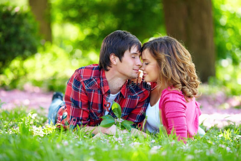Zarte Paare Im Garten Der Liebe Im Frühjahr Stockfoto