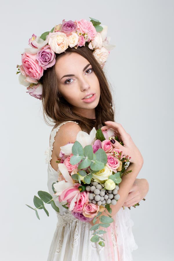 Zarte reizend Braut im Rosenkranz mit Blumenstrauß von Blumen lizenzfreie stockfotos Zarte reizend Braut im Rosenkranz mit Blumenstrauß von Blumen lizenzfreie stockfotos