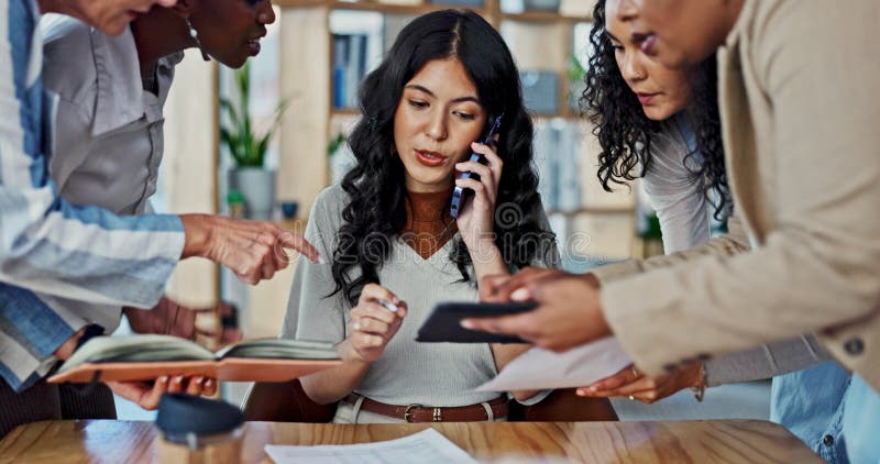 Zarządzanie telefonami i czasem przez kobiety biznesowe z rękami w biurze przy ostatecznym terminie uruchomienia i konwersacji. Gr fotografia stock