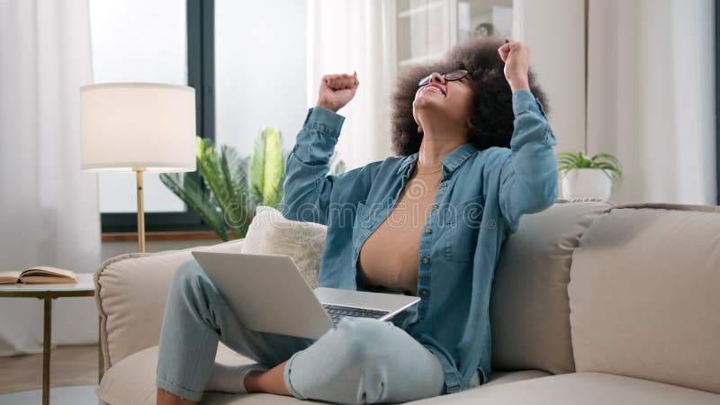 Zaskoczona amerykanka amerykanka podekscytowana zdumiewającym kobietą-użytkowniczką kobieta-gracz za pomocą laptopa komputer wygra