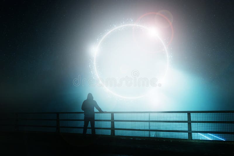 Zaskoczona postać, stojąca z powrotem do kamery na moście, patrząca na świecący, mistyczny portal science fiction W mglistą noc obrazy royalty free Zaskoczona postać, stojąca z powrotem do kamery na moście, patrząca na świecący, mistyczny portal science fiction W mglistą noc obrazy royalty free