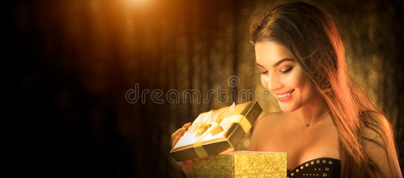 Zaskoczony bożonarodzeniowy zimowy kobieta otwierający magiczne pudełko na prezent i uśmiechający się Wróżka Śliczna scena noworo obraz royalty free Zaskoczony bożonarodzeniowy zimowy kobieta otwierający magiczne pudełko na prezent i uśmiechający się Wróżka Śliczna scena noworo obraz royalty free