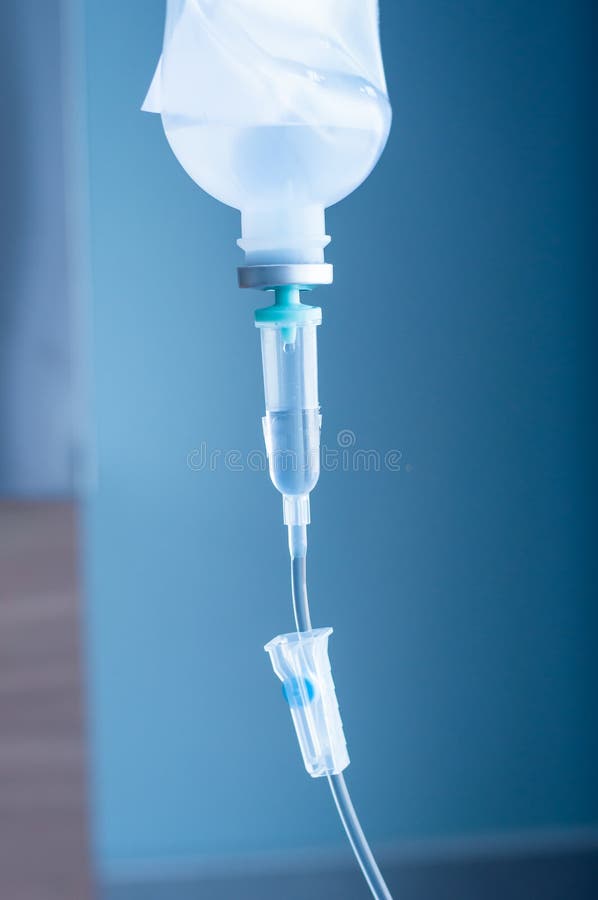zasolony IV kapinos dla pacjenta i infuzi pompy w szpitalu