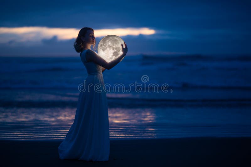 Zauberbild eines Mädchens Frauenmagie Schönes attraktives Mädchen in voller Wachstum auf einem Nachtstrand mit Sand umarmt den Mo stockfotografie Zauberbild eines Mädchens Frauenmagie Schönes attraktives Mädchen in voller Wachstum auf einem Nachtstrand mit Sand umarmt den Mo stockfotografie