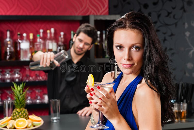 Zauberfrau am Stabholdingcocktail lizenzfreie stockfotos Zauberfrau am Stabholdingcocktail lizenzfreie stockfotos
