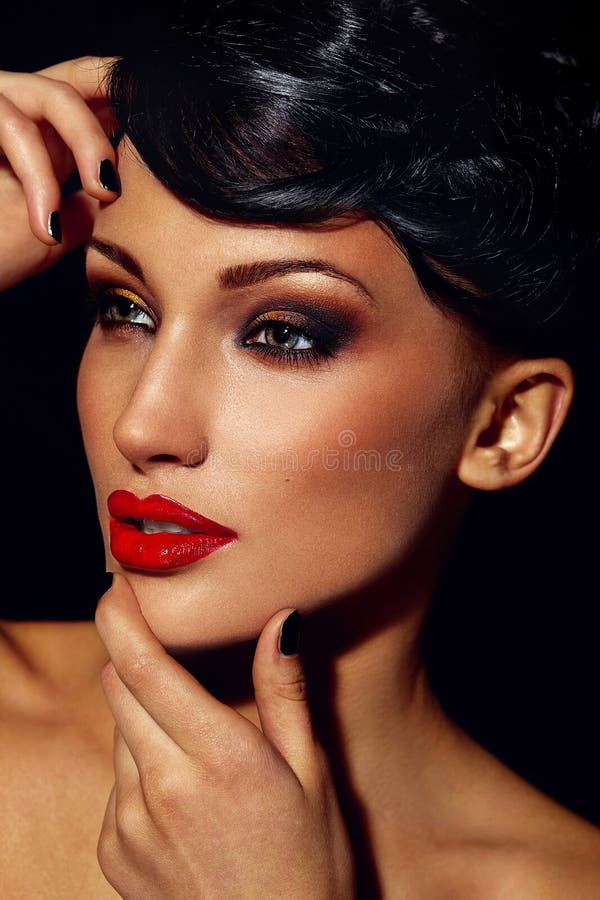 Zaubernahaufnahmeporträt des kaukasischen Modells der jungen Frau des schönen sexy stilvollen Brunette mit hellem Make-up, mit den