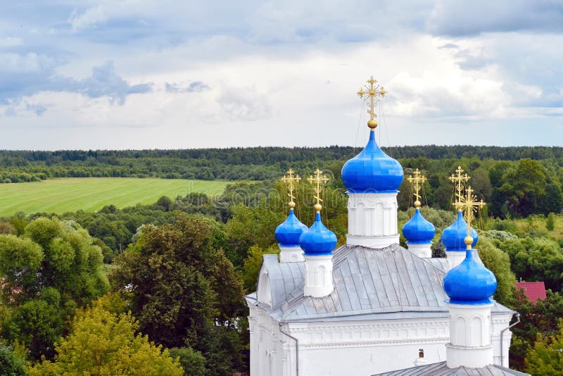 Zavidovo La Russia 07 13 2019 Grandi campanile e cupole in chiesa ortodossa russa immagine stock Zavidovo La Russia 07 13 2019 Grandi campanile e cupole in chiesa ortodossa russa immagine stock