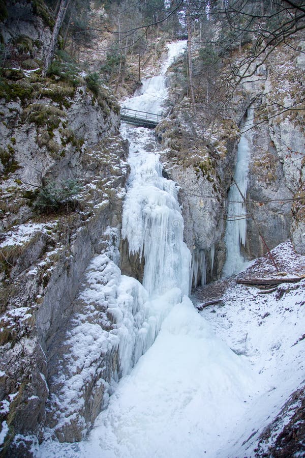 Závojový vodopád v zimě v Sokolím údolí, národní park Slovenský ráj, Slovensko