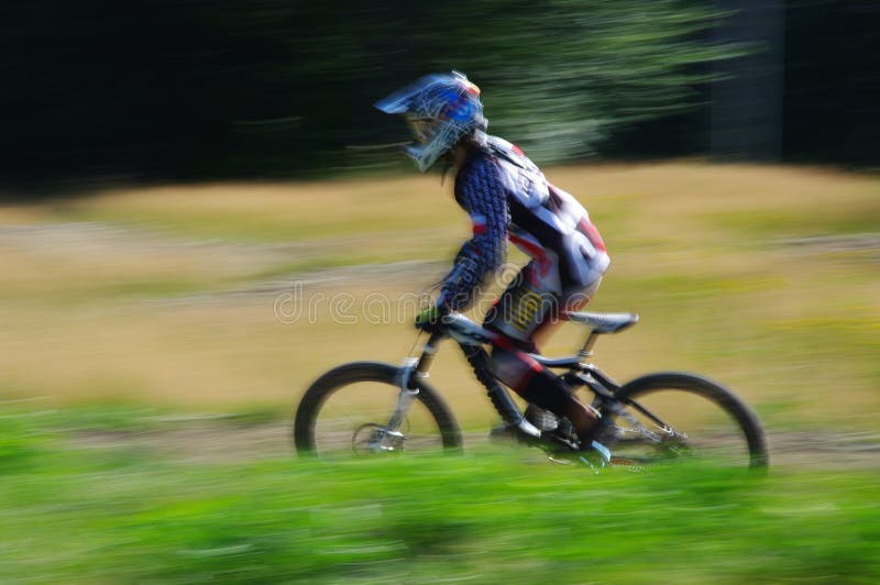 Zawoja, Polen - 17. August 2013 abwärts Unbekannter Radfahrer, der schnell auf Fahrrad fährt stockfotos Zawoja, Polen - 17. August 2013 abwärts Unbekannter Radfahrer, der schnell auf Fahrrad fährt stockfotos