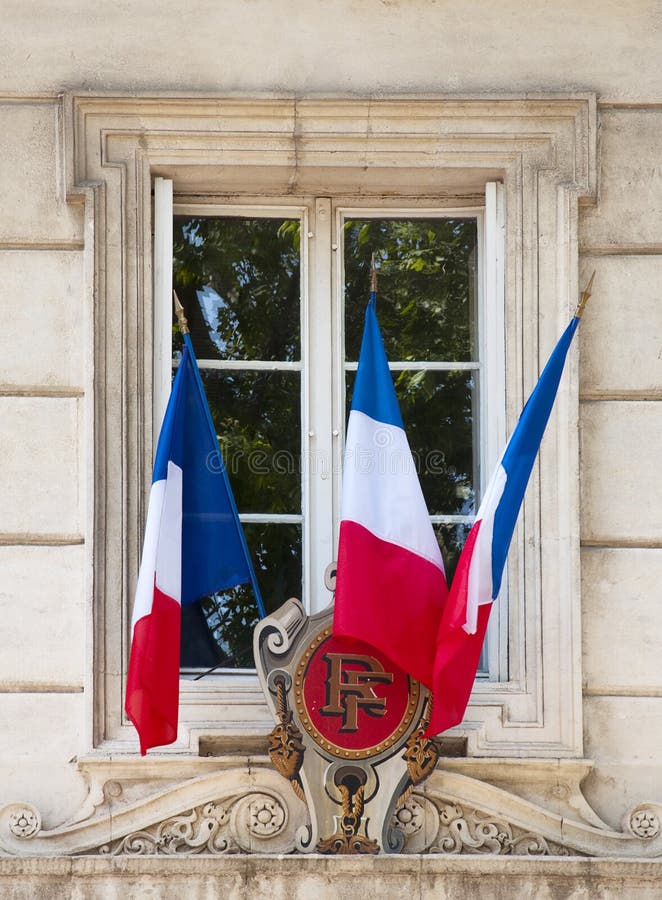 Francuskie flagi na oknie zdjęcia stock