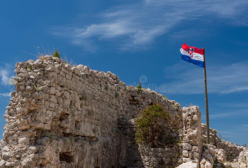 Zaznacza na górze fortecy nad Chorwacki miasteczko Novigrad w Istria okręgu administracyjnym obraz royalty free Zaznacza na górze fortecy nad Chorwacki miasteczko Novigrad w Istria okręgu administracyjnym obraz royalty free