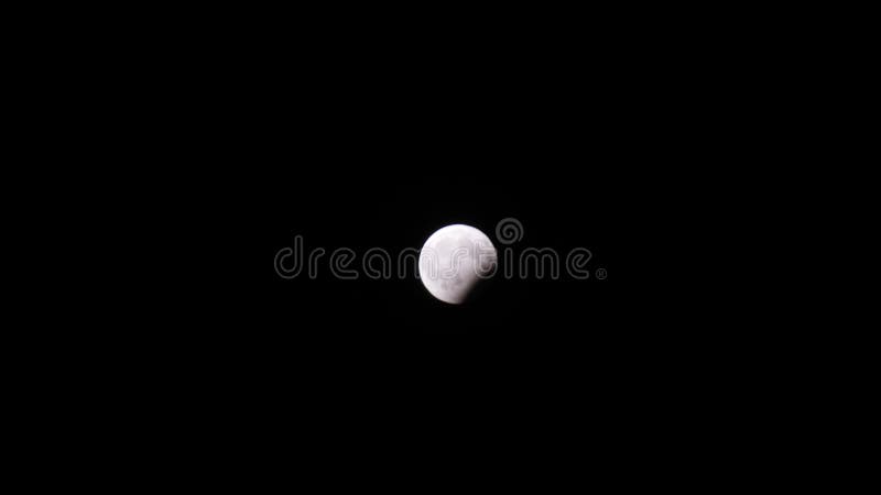 Zaćmienie Księżyca księżyc, rusza się przy jasny ciemny niebo nocy 4K UHD time lapse