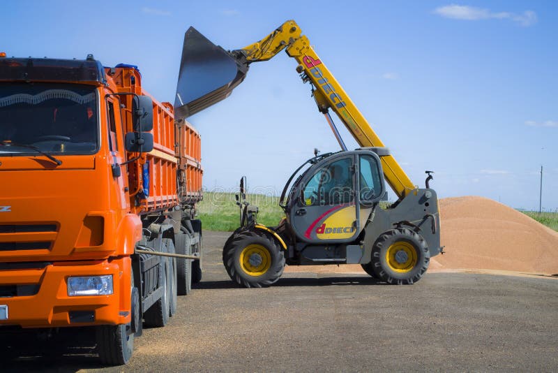 Załadunek zboża do ciężarówki z wieś tractorkazakhstan chervonnoe, powiat g. mułrepow 05252021 zdjęcia stock