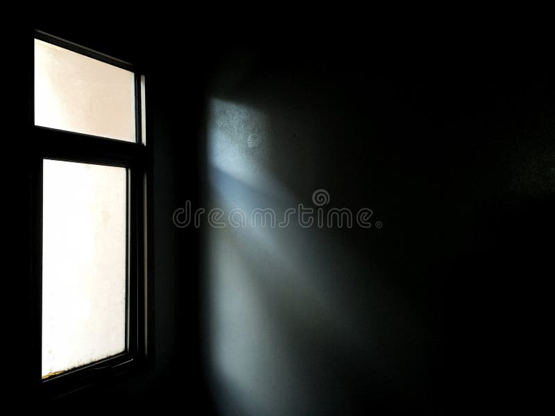 Zaświeca od okno w ciemnym pokoju