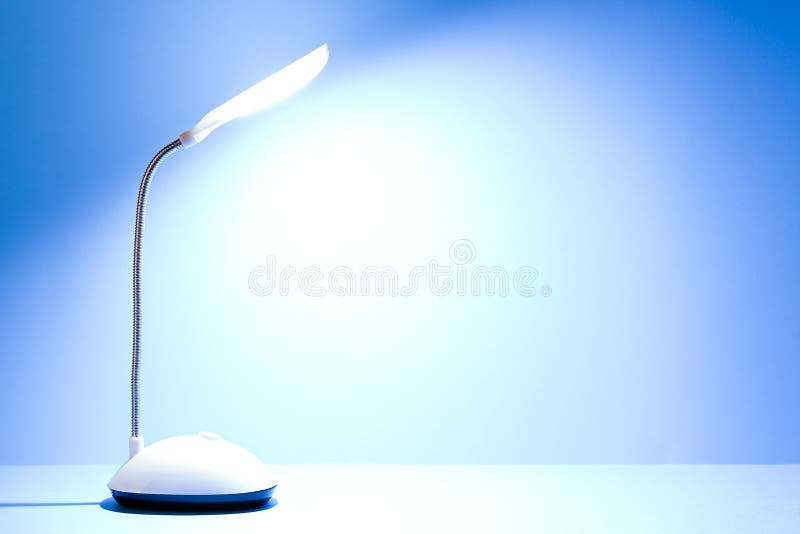 Zaświecająca biurko lampa