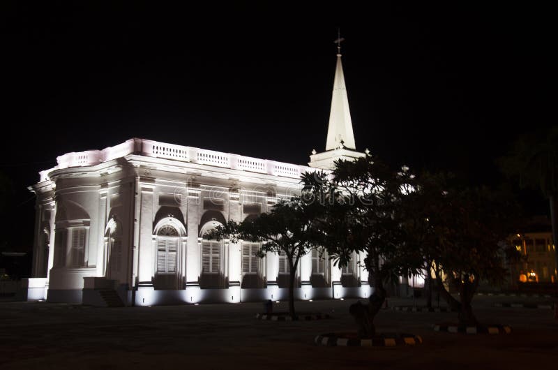 Zaświecać St George kościół w nighttime blisko małych ind a fotografia stock Zaświecać St George kościół w nighttime blisko małych ind a fotografia stock