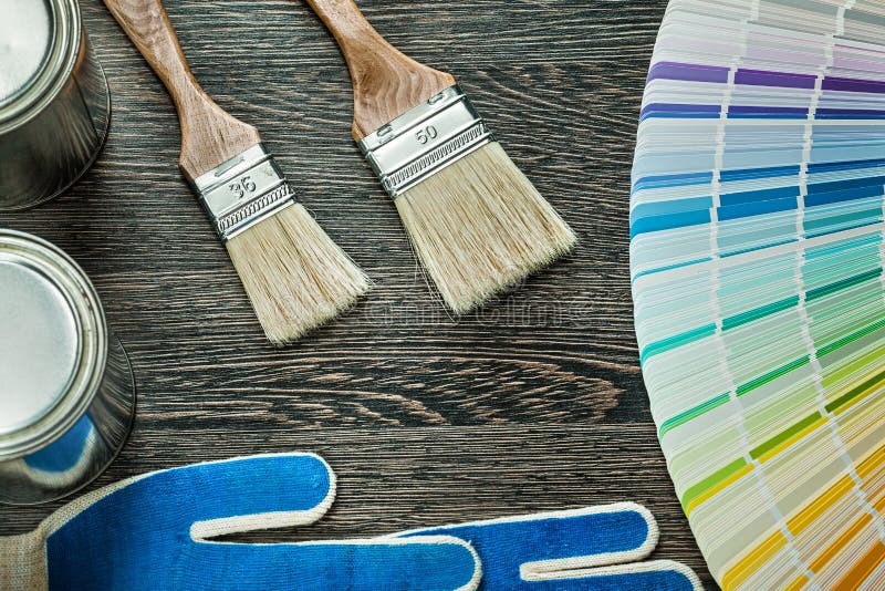 Zbawczy rękawiczki farby muśnięć puszek pantone fan na drewnianej desce fotografia royalty free Zbawczy rękawiczki farby muśnięć puszek pantone fan na drewnianej desce fotografia royalty free