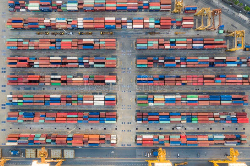 Zbiornika statek w biznesowej logistyce i transporcie eksportowej i importowej ?adunku i zbiornika pude?kowata wysy?ka ukrywa? ?u obrazy stock Zbiornika statek w biznesowej logistyce i transporcie eksportowej i importowej ?adunku i zbiornika pude?kowata wysy?ka ukrywa? ?u obrazy stock