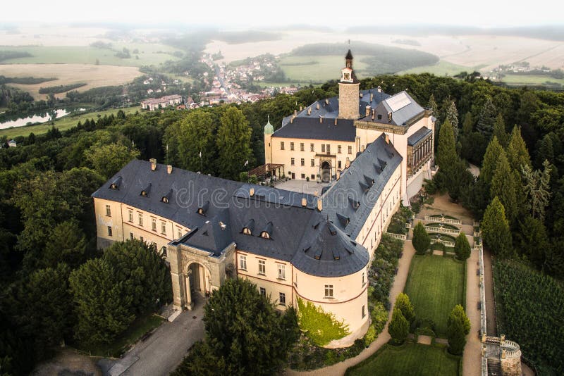 Zbiroh - de luchtmening van de hommelhorizon van kasteel stock foto's Zbiroh - de luchtmening van de hommelhorizon van kasteel stock foto's