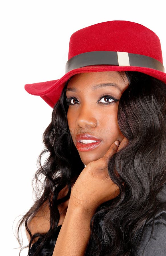 Негритянку в красном. Девушка афроамериканка на Красном фоне. Женщина с белыми кудрявыми волосами в красной шляпе. Фотосессия а красной шляпе и черный костюм мулатка. Красная помада шляпа.