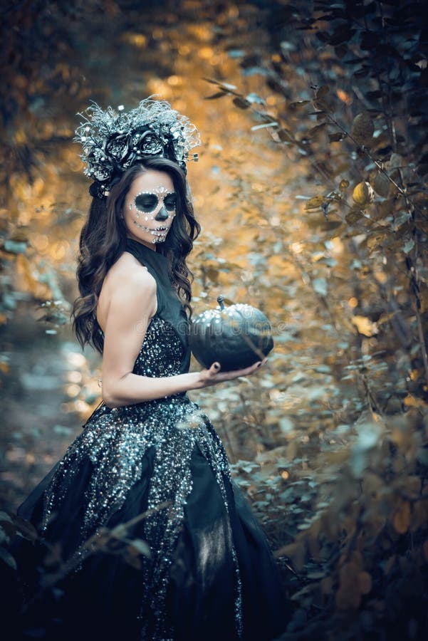 Zbli?enie portret Calavera Catrina w czerni sukni Cukrowy czaszki makeup de muertos Dia Los dzie? nie ?yje halloween obraz stock Zbli?enie portret Calavera Catrina w czerni sukni Cukrowy czaszki makeup de muertos Dia Los dzie? nie ?yje halloween obraz stock