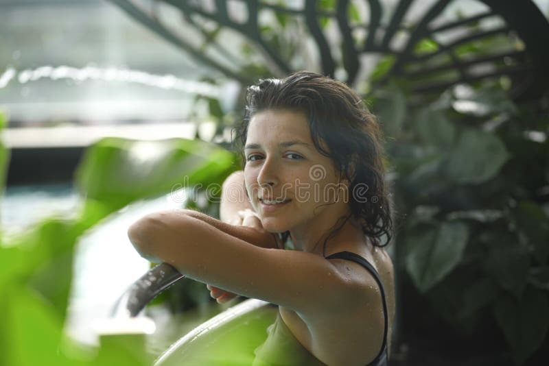 Zbliżenie portret seksowna szczupła kobieta w basenie między zielonymi krzakami obrazy stock Zbliżenie portret seksowna szczupła kobieta w basenie między zielonymi krzakami obrazy stock