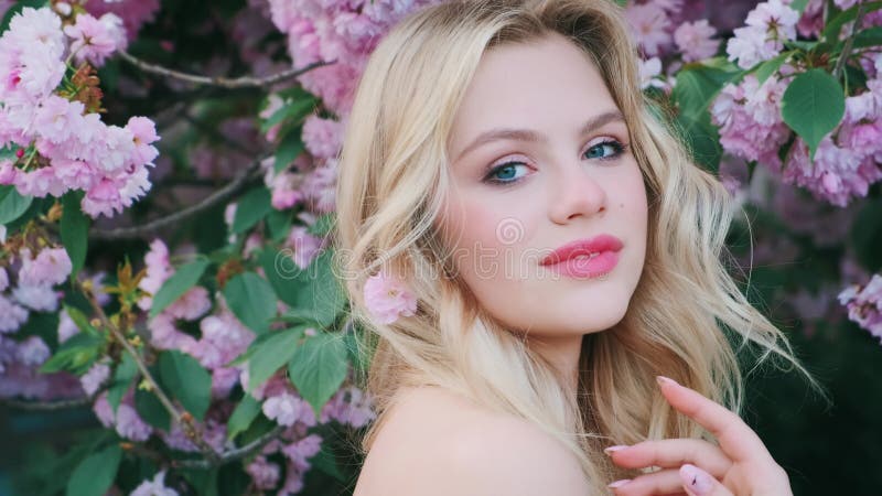 Zbliż portret fantasy szczęśliwa kobieta. modelka moda dziewczyna patrzy na kamerę zdjęcie wideo