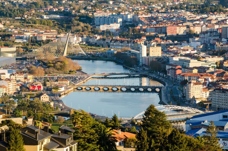 Zbliżający widok Lerez rzeka w mieście Pontevedra w Galicia Hiszpania od podwyższonego punktu widzenia