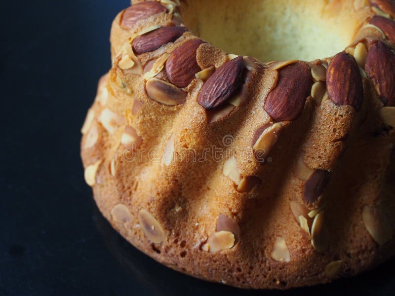 Zbliżenia bundt migdałowy tort obraz stock