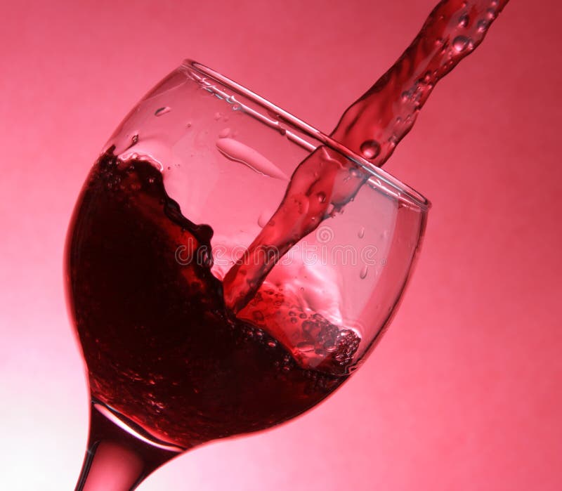 Zbliżenia dolewania wino obraz stock