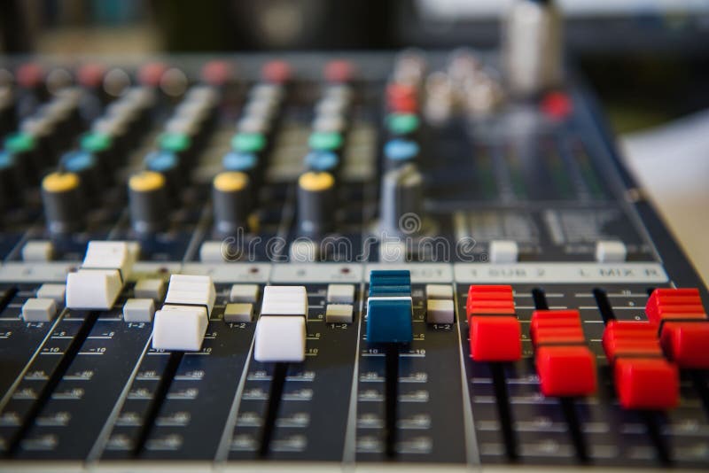 Zbliżenia dostosowania narzędzi rozsądnego melanżeru Audio muzyka, technologia obraz stock Zbliżenia dostosowania narzędzi rozsądnego melanżeru Audio muzyka, technologia obraz stock
