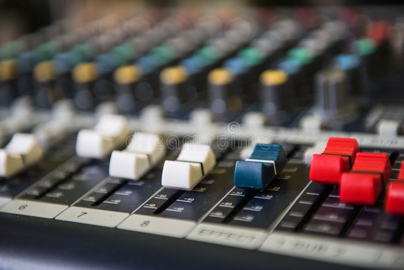 Zbliżenia dostosowania narzędzi rozsądnego melanżeru Audio muzyka, technologia obrazy stock Zbliżenia dostosowania narzędzi rozsądnego melanżeru Audio muzyka, technologia obrazy stock