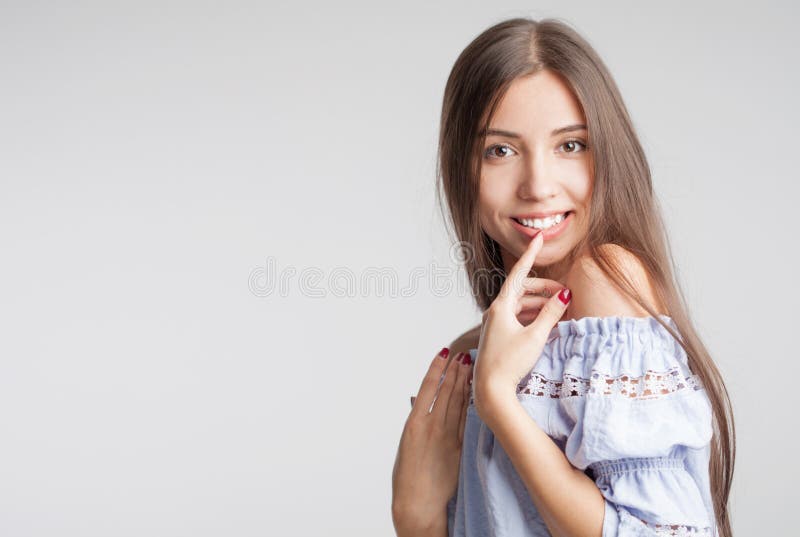Zbliżenia piękna portret młoda zmysłowa piękna brunetki dziewczyna z długim czarnym prostym latającym włosy zdjęcia royalty free Zbliżenia piękna portret młoda zmysłowa piękna brunetki dziewczyna z długim czarnym prostym latającym włosy zdjęcia royalty free