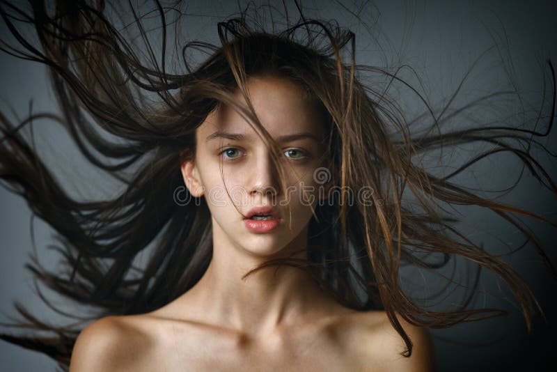 Zbliżenia piękna portret seksowna brunetki dziewczyna z latającym włosy obraz royalty free Zbliżenia piękna portret seksowna brunetki dziewczyna z latającym włosy obraz royalty free