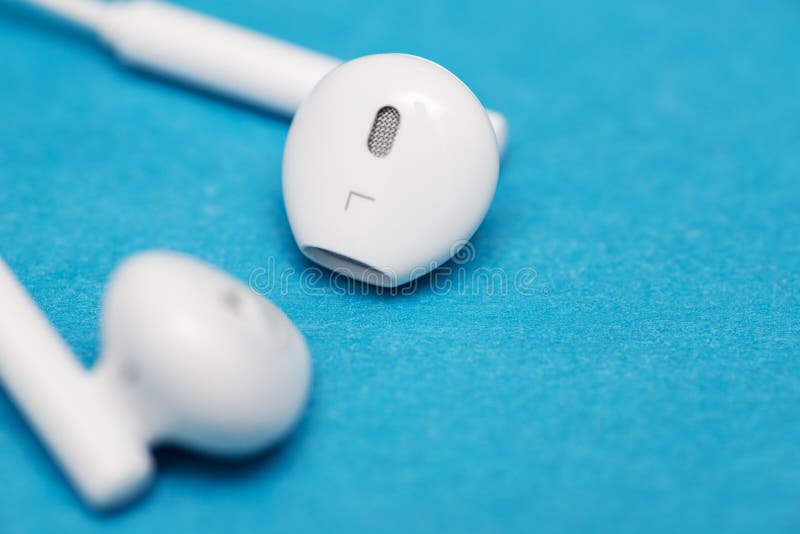 Zbliżenie białe słuchawki na błękitnym tle Muzyka jest mój życia pojęciem Earphons na błękitnym tle Modna kolorowa fotografia zdjęcia royalty free Zbliżenie białe słuchawki na błękitnym tle Muzyka jest mój życia pojęciem Earphons na błękitnym tle Modna kolorowa fotografia zdjęcia royalty free