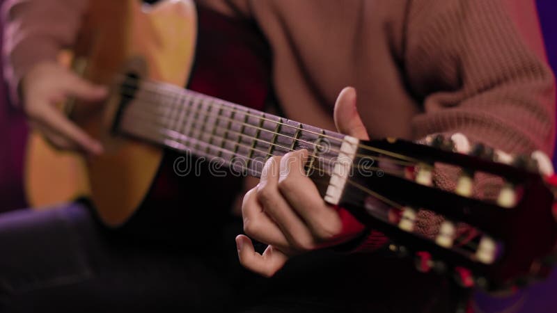 Zbliżenie człowieka zawodowo grającego na gitarze w studio