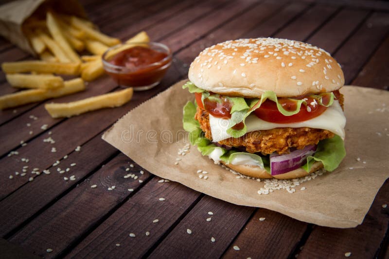 Zbliżenie domowej roboty hamburgery zdjęcia stock Zbliżenie domowej roboty hamburgery zdjęcia stock