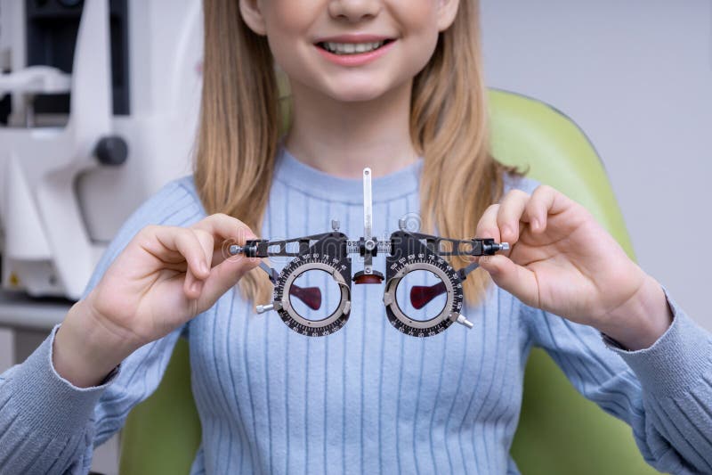 Zbliżenie dziewczyny trzymającej okulary optometryczne w ręku zdjęcie royalty free