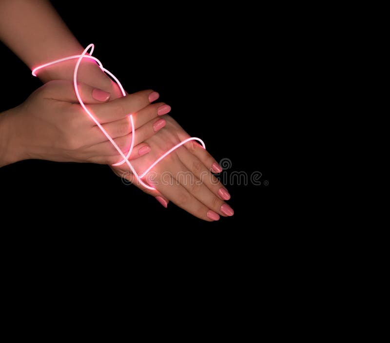 Zbliżenie dłoni kobiecych ze światłem neonowym. fotografia stock