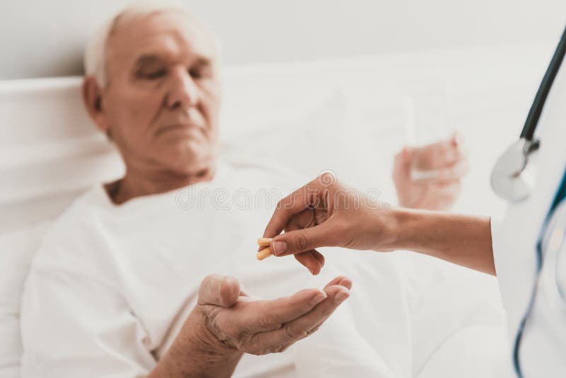 Zbliżenie kobiet Doktorskie daje pigułki pacjent zdjęcie royalty free Zbliżenie kobiet Doktorskie daje pigułki pacjent zdjęcie royalty free