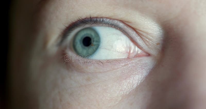 Zbliżenie makro płytka głębokość polowy ludzkiego oka kobiecego