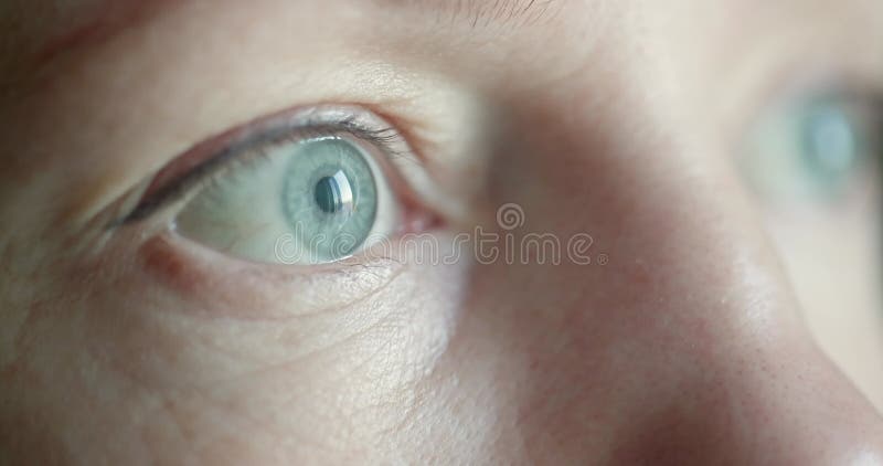 Zbliżenie makro płytka głębokość polowy ludzkiego oka kobiecego