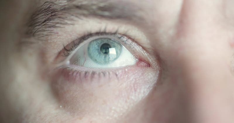 Zbliżenie makro płytka głębokość postrzału ludzkiego oka mężczyzny