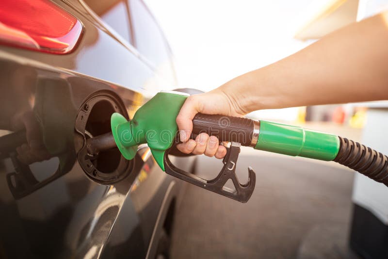 Zbliżenie mężczyzna target25_0_ benzyny paliwo w samochodzie przy benzynową stacją