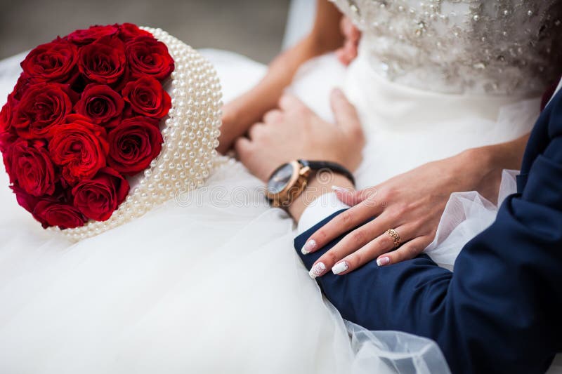 Zbliżenie panna młoda w eleganckiej biel sukni z róży bouque i zdjęcie royalty free Zbliżenie panna młoda w eleganckiej biel sukni z róży bouque i zdjęcie royalty free