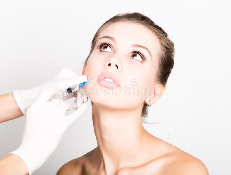Zbliżenie Piękna młoda kobieta dostaje zastrzyka w oka i warg terenie od beautician konserwacja piękna pojęcie obrazy stock Zbliżenie Piękna młoda kobieta dostaje zastrzyka w oka i warg terenie od beautician konserwacja piękna pojęcie obrazy stock